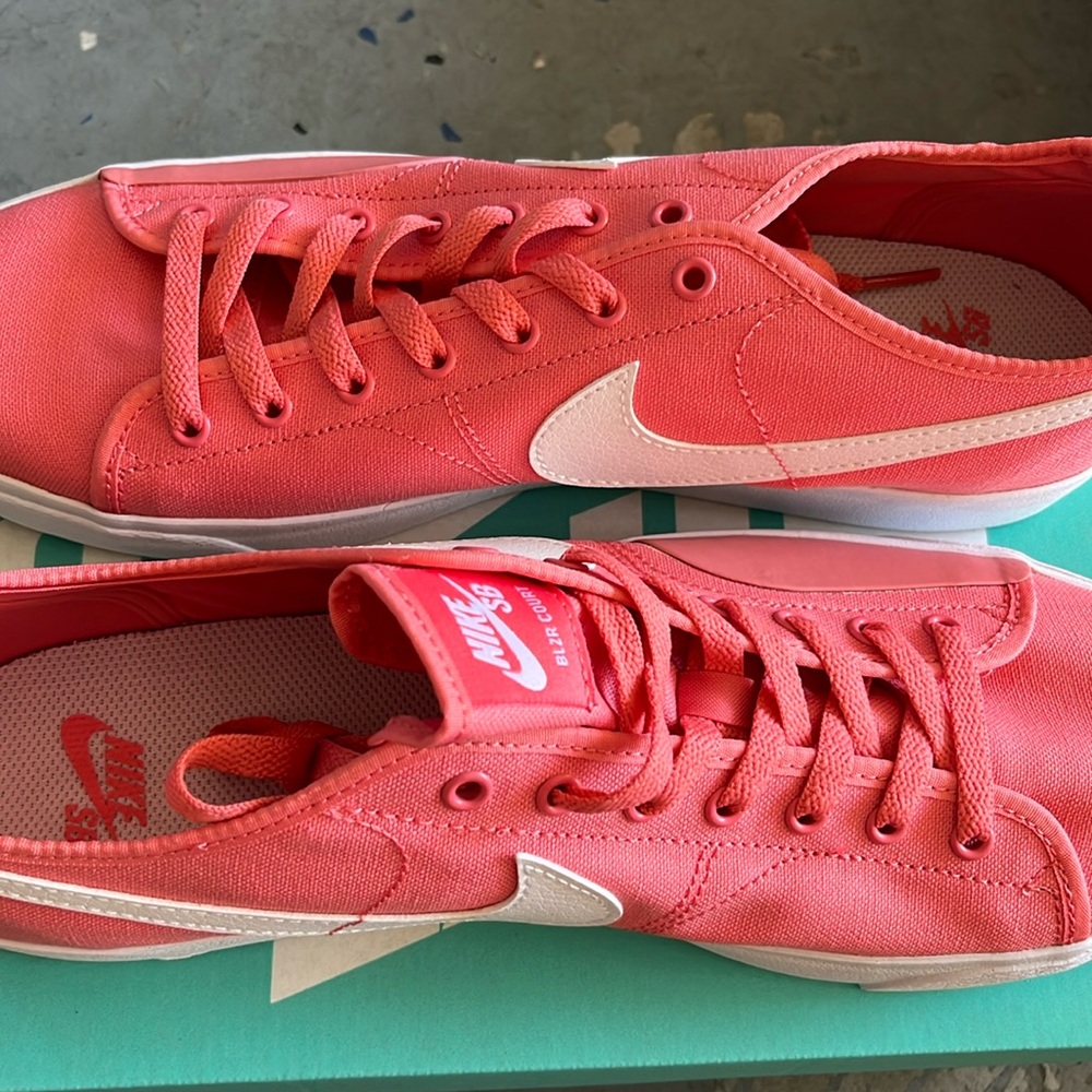 Never Worn!! Nike pink salt women’s sneakers size 10.5